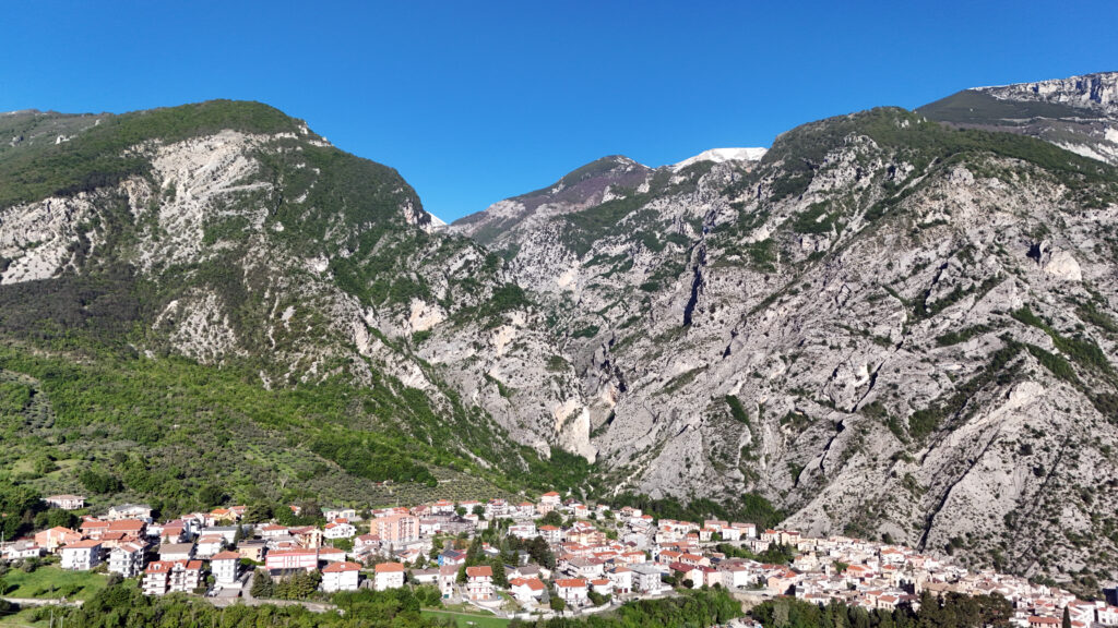 Veduta aerea di Fara San Martino con le ripide scogliere della Majella sullo sfondo, l'ingresso della gola all'Abbazia di San Martino